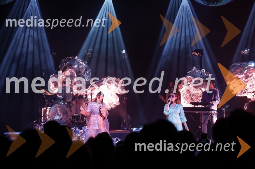  Saša Vipotnik, pevka, AKA Neomi;  Aleksandra Ilijevski, pevka, skupina PlišKoncert zasedbe AKA Neomi v Kino Šiška