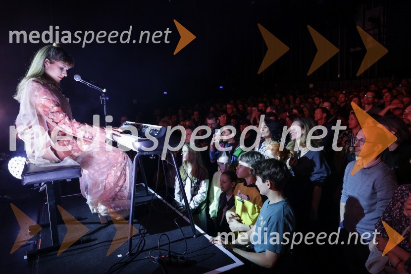  Saša Vipotnik, pevka, AKA NeomiKoncert zasedbe AKA Neomi v Kino Šiška