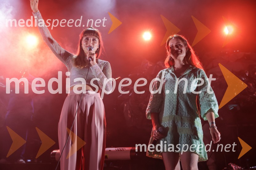  Saša Vipotnik, pevka, AKA Neomi;  Aleksandra Ilijevski, pevka, skupina PlišKoncert zasedbe AKA Neomi v Kino Šiška