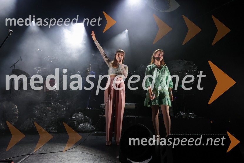  Saša Vipotnik, pevka, AKA Neomi;  Aleksandra Ilijevski, pevka, skupina PlišKoncert zasedbe AKA Neomi v Kino Šiška