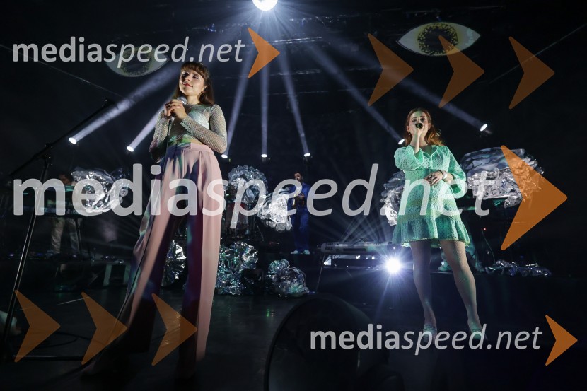  Saša Vipotnik, pevka, AKA Neomi;  Aleksandra Ilijevski, pevka, skupina PlišKoncert zasedbe AKA Neomi v Kino Šiška