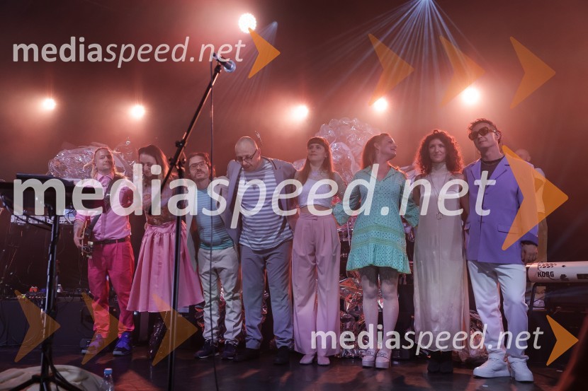  Tadej  Košir, glasbenik;  ... ;  ... ;  ... ;  Saša Vipotnik, pevka, AKA Neomi;  Aleksandra Ilijevski, pevka, skupina Pliš;  ... ;  Mario Babojelic, glasbenik in producentKoncert zasedbe AKA Neomi v Kino Šiška