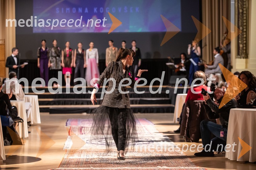  Maja Martina Merljak, igralkaModna revija oblikovalcev zadruge Zoofa, Kdo kroji prihodnost