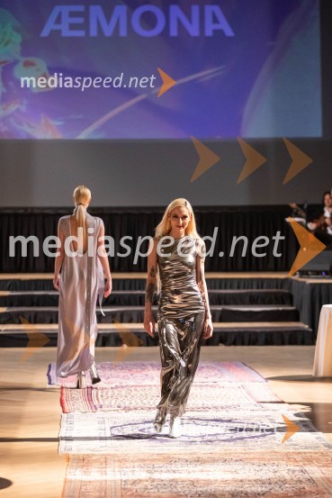  Sara Briški Cirman - Raiven, pevka, harfistkaModna revija oblikovalcev zadruge Zoofa, Kdo kroji prihodnost