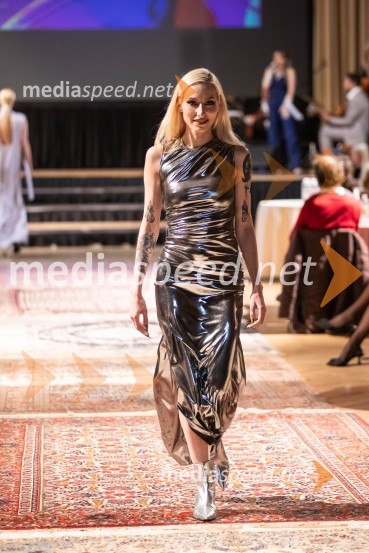  Sara Briški Cirman - Raiven, pevka, harfistkaModna revija oblikovalcev zadruge Zoofa, Kdo kroji prihodnost