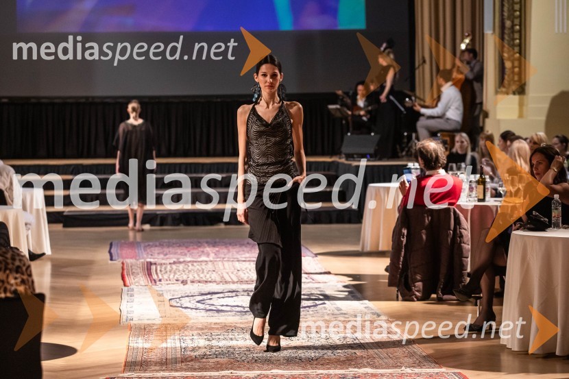  Prisha Alfirev Justinek, manekenkaModna revija oblikovalcev zadruge Zoofa, Kdo kroji prihodnost