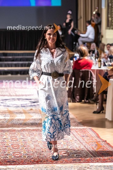  Ula  Furlan, igralka, voditeljica, vodja stikov z javnostmi Kina ŠiškaModna revija oblikovalcev zadruge Zoofa, Kdo kroji prihodnost