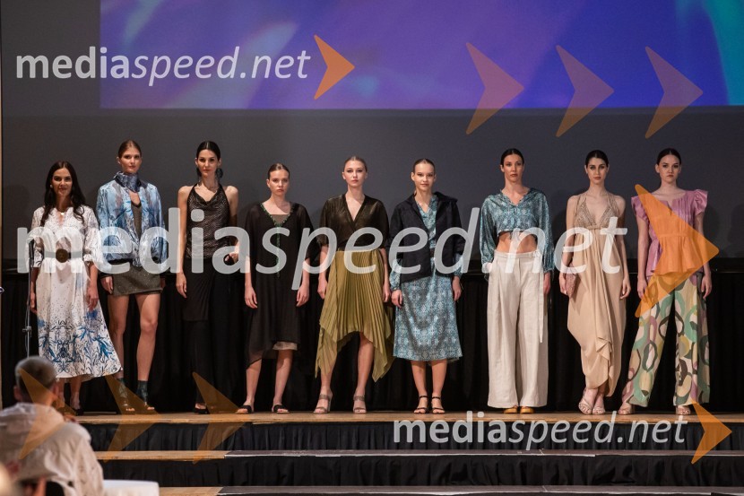  Ula  Furlan, igralka, voditeljica, vodja stikov z javnostmi Kina Šiška;  ... ;  Prisha Alfirev Justinek, manekenka;  ... ;  Astrid Ella;  Laura Medle, Immortal Models;  ... ;  Ana Čikovič, model;  ... Modna revija oblikovalcev zadruge Zoofa, Kdo kroji prihodnost