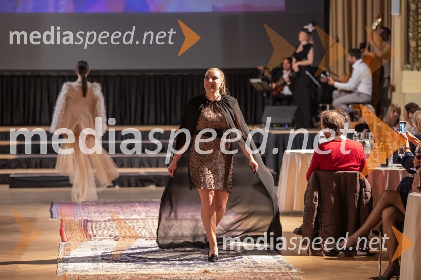  Tjaša Hrovat Steklasa, pevkaModna revija oblikovalcev zadruge Zoofa, Kdo kroji prihodnost