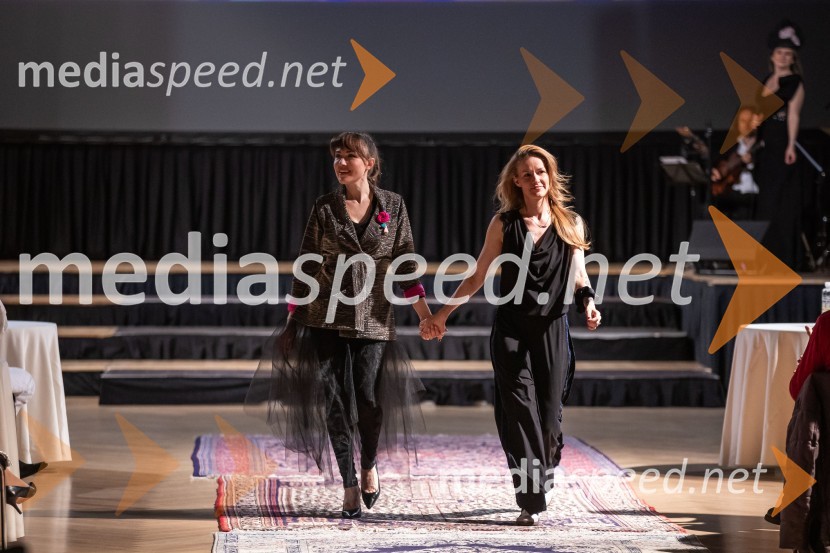  Maja Martina Merljak, igralka;  Simona Kogovšek, modna oblikovalkaModna revija oblikovalcev zadruge Zoofa, Kdo kroji prihodnost