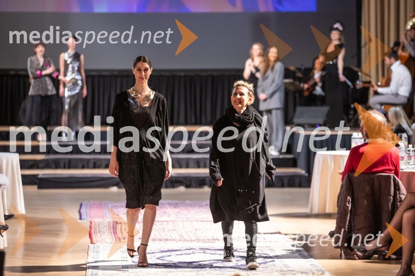  Ana Čikovič, model;  Tina Pavlin, modna oblikovalkaModna revija oblikovalcev zadruge Zoofa, Kdo kroji prihodnost