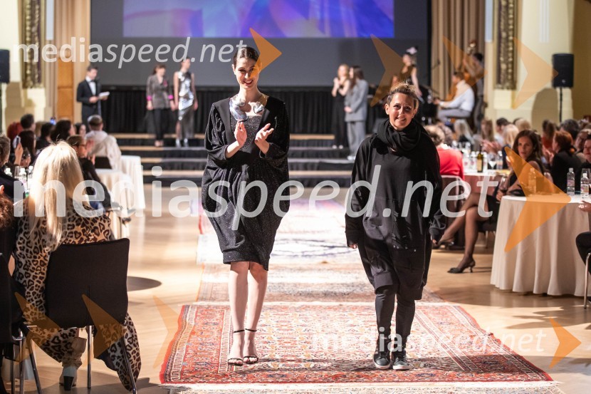  Ana Čikovič, model;  Tina Pavlin, modna oblikovalkaModna revija oblikovalcev zadruge Zoofa, Kdo kroji prihodnost