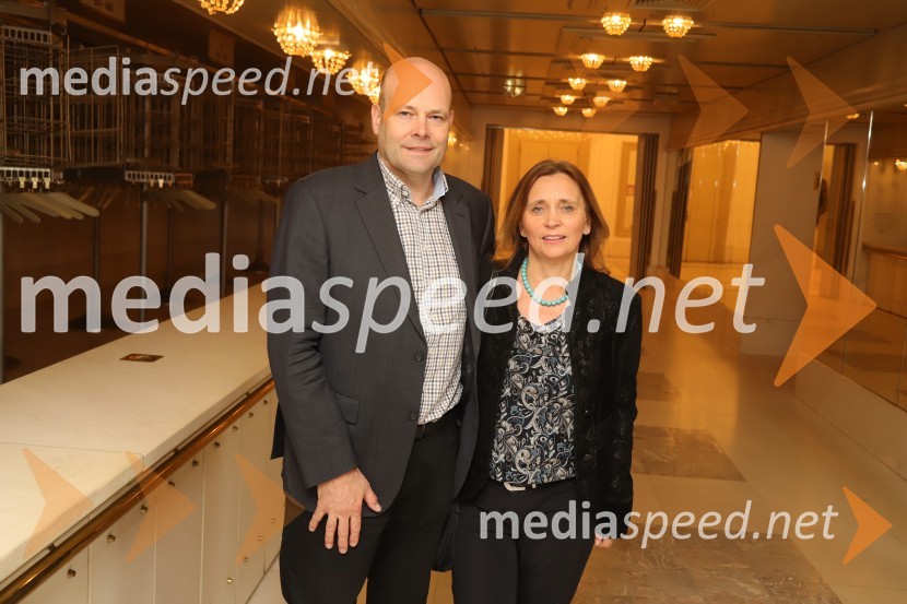  Jure Fišer, direktor Surovine; doc. dr. Suzana Žilič Fišer,  predstojnica Inštituta za medijske komunikacije na FERIPrizori iz zakonskega življenja, premiera drame SNG Maribor