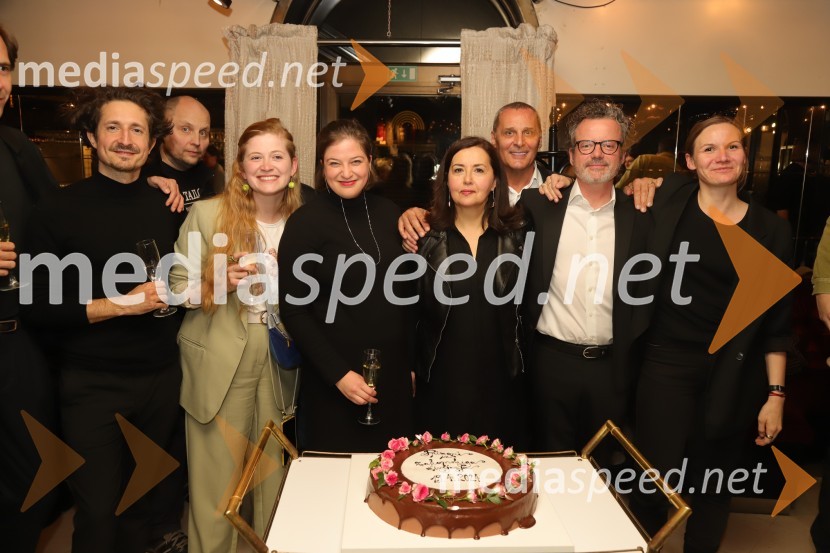  Nikolaj Efendi, avtor glasbe;  Gorazd Vever, SNG Maribor;  Katarina Šavs, kostumografinja;  Mira Stadler, režiserka;  Ksenija Mišič, igralka;  Danilo Rošker, direktor SNG Maribor;  Vojko Belšak, igralec;  Maša Pelko, režiserkaPrizori iz zakonskega življenja, premiera drame SNG Maribor