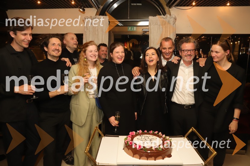  Andrej Rutar, scenograf;  Nikolaj Efendi, avtor glasbe;  Gorazd Vever, SNG Maribor;  Katarina Šavs, kostumografinja;  Tomaž Bezjak, oblikovalec svetlobe;  Mira Stadler, režiserka;  Ksenija Mišič, igralka;  Danilo Rošker, direktor SNG Maribor;  Vojko Belšak, igralec;  Maša Pelko, režiserkaPrizori iz zakonskega življenja, premiera drame SNG Maribor