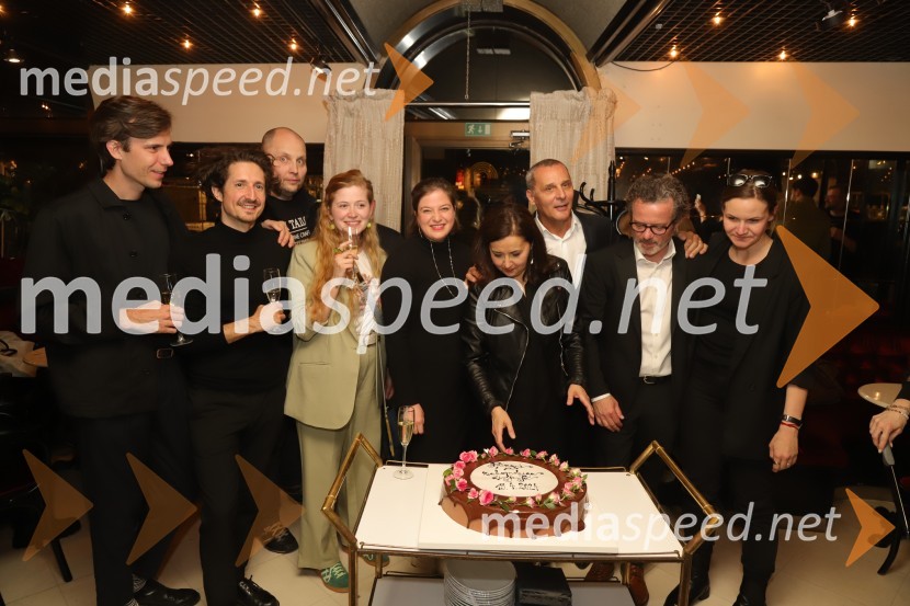  Andrej Rutar, scenograf;  Nikolaj Efendi, avtor glasbe;  Gorazd Vever, SNG Maribor;  Katarina Šavs, kostumografinja;  Mira Stadler, režiserka;  Ksenija Mišič, igralka;  Danilo Rošker, direktor SNG Maribor;  Vojko Belšak, igralec;  Maša Pelko, režiserkaPrizori iz zakonskega življenja, premiera drame SNG Maribor