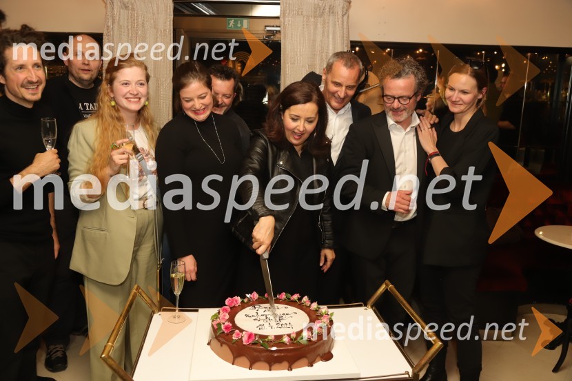  Nikolaj Efendi, avtor glasbe;  Katarina Šavs, kostumografinja;  Gorazd Vever, SNG Maribor;  Mira Stadler, režiserka;  Tomaž Bezjak, oblikovalec svetlobe;  Ksenija Mišič, igralka;  Danilo Rošker, direktor SNG Maribor;  Vojko Belšak, igralec;  Maša Pelko, režiserkaPrizori iz zakonskega življenja, premiera drame SNG Maribor