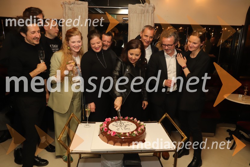  Nikolaj Efendi, avtor glasbe;  Andrej Rutar, scenograf;  Gorazd Vever, SNG Maribor;  Katarina Šavs, kostumografinja;  Mira Stadler, režiserka;  Tomaž Bezjak, oblikovalec svetlobe;  Ksenija Mišič, igralka;  Danilo Rošker, direktor SNG Maribor;  Vojko Belšak, igralec;  Maša Pelko, režiserkaPrizori iz zakonskega življenja, premiera drame SNG Maribor