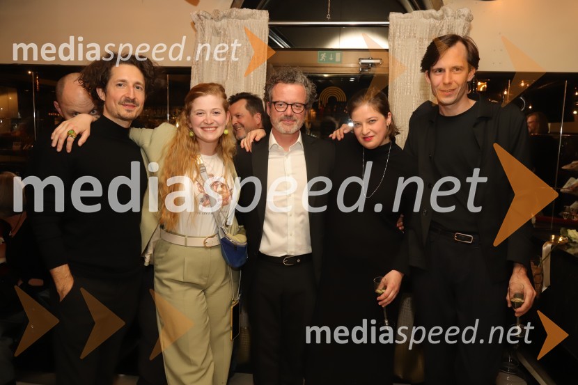  Nikolaj Efendi, avtor glasbe;  Katarina Šavs, kostumografinja;  Vojko Belšak, igralec;  Mira Stadler, režiserka;  Andrej Rutar, scenografPrizori iz zakonskega življenja, premiera drame SNG Maribor