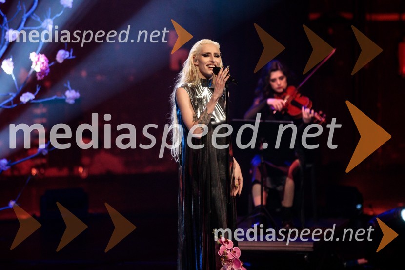  Sara Briški Cirman - Raiven, pevka, harfistkaRaiven s koncertom v Cankarjevem domu obeležila 10 let delovanja