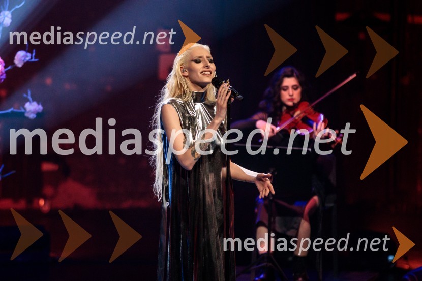  Sara Briški Cirman - Raiven, pevka, harfistkaRaiven s koncertom v Cankarjevem domu obeležila 10 let delovanja