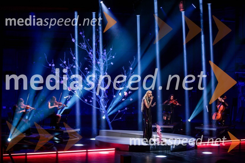  Sara Briški Cirman - Raiven, pevka, harfistkaRaiven s koncertom v Cankarjevem domu obeležila 10 let delovanja