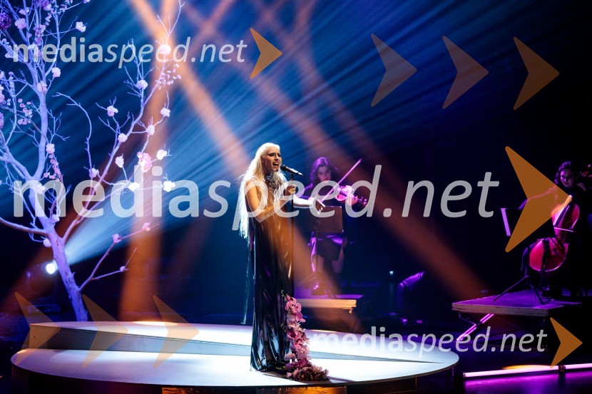  Sara Briški Cirman - Raiven, pevka, harfistkaRaiven s koncertom v Cankarjevem domu obeležila 10 let delovanja