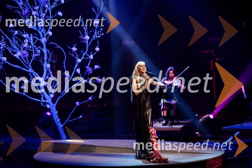  Sara Briški Cirman - Raiven, pevka, harfistkaRaiven s koncertom v Cankarjevem domu obeležila 10 let delovanja