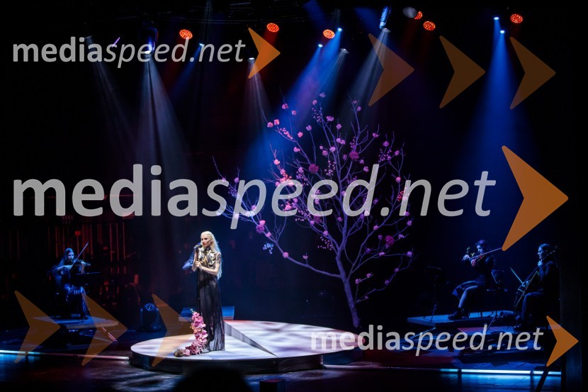  Sara Briški Cirman - Raiven, pevka, harfistkaRaiven s koncertom v Cankarjevem domu obeležila 10 let delovanja