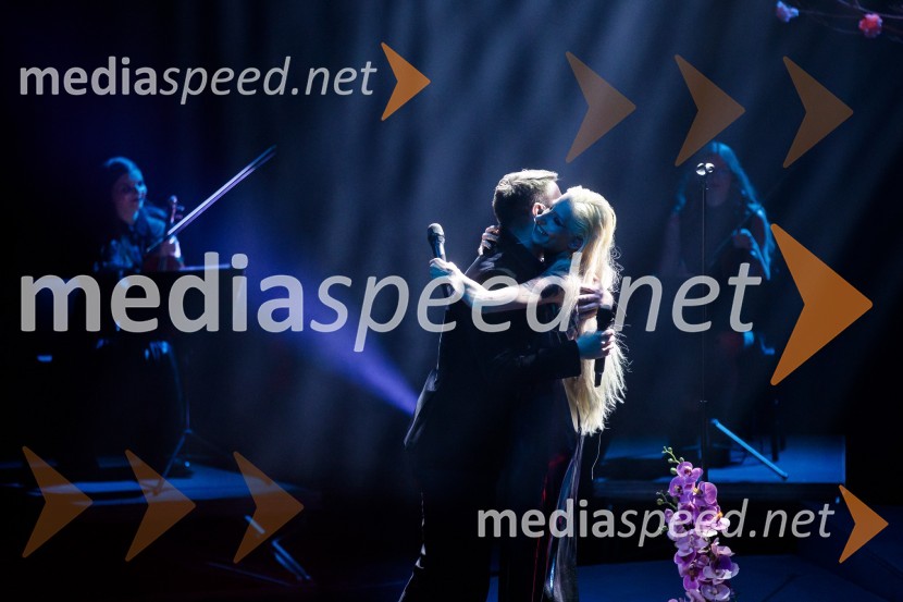  Gregor Ravnik, pevec;  Sara Briški Cirman - Raiven, pevka, harfistkaRaiven s koncertom v Cankarjevem domu obeležila 10 let delovanja