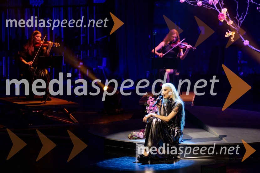  Sara Briški Cirman - Raiven, pevka, harfistkaRaiven s koncertom v Cankarjevem domu obeležila 10 let delovanja