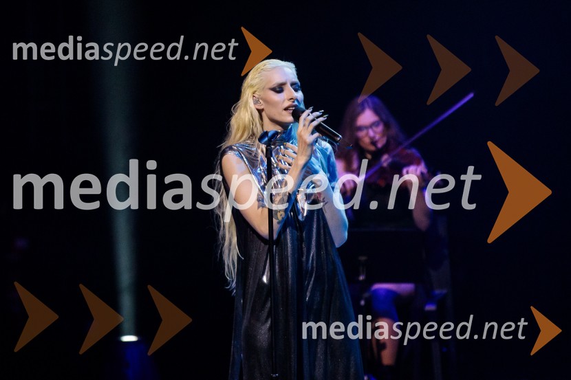  Sara Briški Cirman - Raiven, pevka, harfistkaRaiven s koncertom v Cankarjevem domu obeležila 10 let delovanja