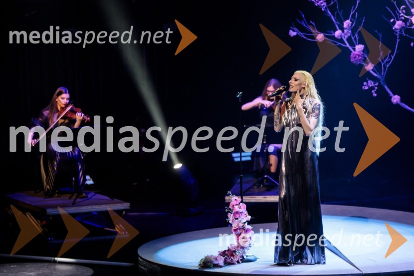  Sara Briški Cirman - Raiven, pevka, harfistkaRaiven s koncertom v Cankarjevem domu obeležila 10 let delovanja