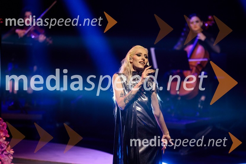  Sara Briški Cirman - Raiven, pevka, harfistkaRaiven s koncertom v Cankarjevem domu obeležila 10 let delovanja