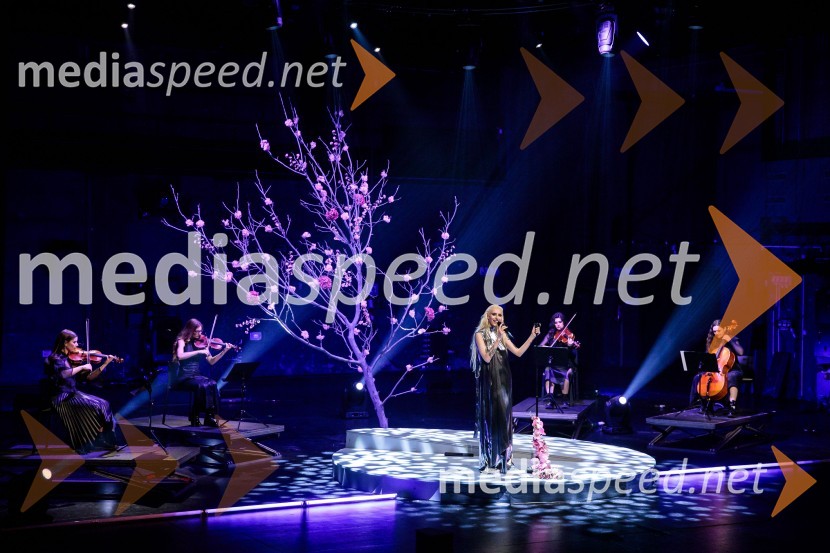  Sara Briški Cirman - Raiven, pevka, harfistkaRaiven s koncertom v Cankarjevem domu obeležila 10 let delovanja