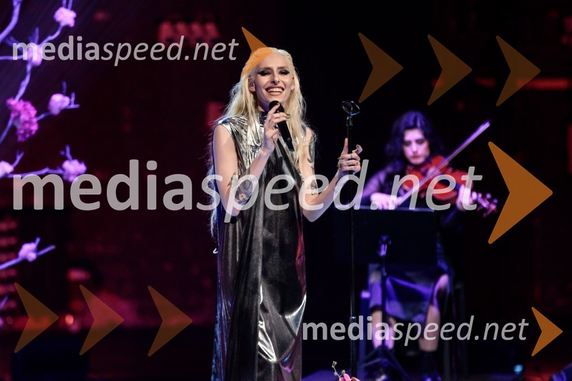  Sara Briški Cirman - Raiven, pevka, harfistkaRaiven s koncertom v Cankarjevem domu obeležila 10 let delovanja