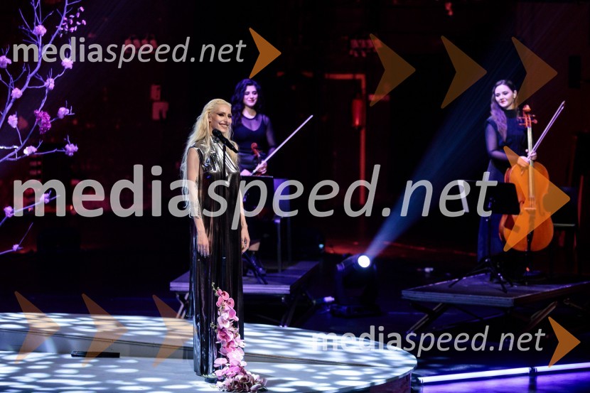  Sara Briški Cirman - Raiven, pevka, harfistkaRaiven s koncertom v Cankarjevem domu obeležila 10 let delovanja