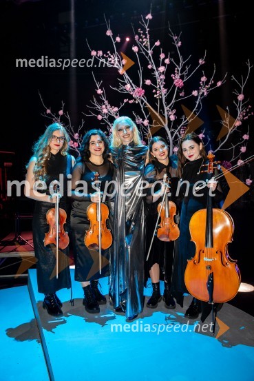  ... ;  ... ;  Sara Briški Cirman - Raiven, pevka, harfistka;  ... ;  ... Raiven s koncertom v Cankarjevem domu obeležila 10 let delovanja