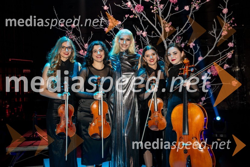  ... ;  ... ;  Sara Briški Cirman - Raiven, pevka, harfistka;  ... ;  ... Raiven s koncertom v Cankarjevem domu obeležila 10 let delovanja