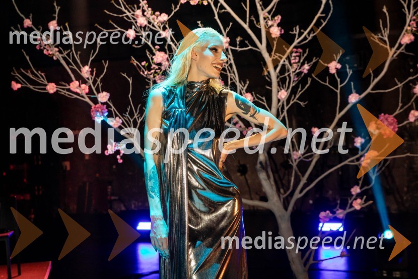  Sara Briški Cirman - Raiven, pevka, harfistkaRaiven s koncertom v Cankarjevem domu obeležila 10 let delovanja