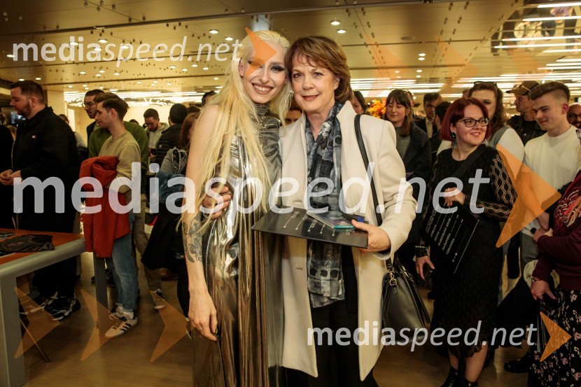  Sara Briški Cirman - Raiven, pevka, harfistka;  ... Raiven s koncertom v Cankarjevem domu obeležila 10 let delovanja