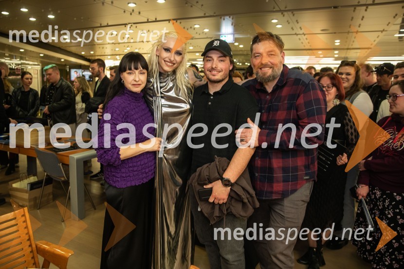  ... ;  Sara Briški Cirman - Raiven, pevka, harfistka;  ... ;  ... Raiven s koncertom v Cankarjevem domu obeležila 10 let delovanja