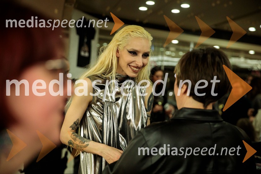  Sara Briški Cirman - Raiven, pevka, harfistkaRaiven s koncertom v Cankarjevem domu obeležila 10 let delovanja