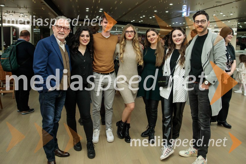  Tomaž Kozlevčar, vokalist;  ... ;  ... ;  ... ;  ... ;  ... ;  ... Raiven s koncertom v Cankarjevem domu obeležila 10 let delovanja