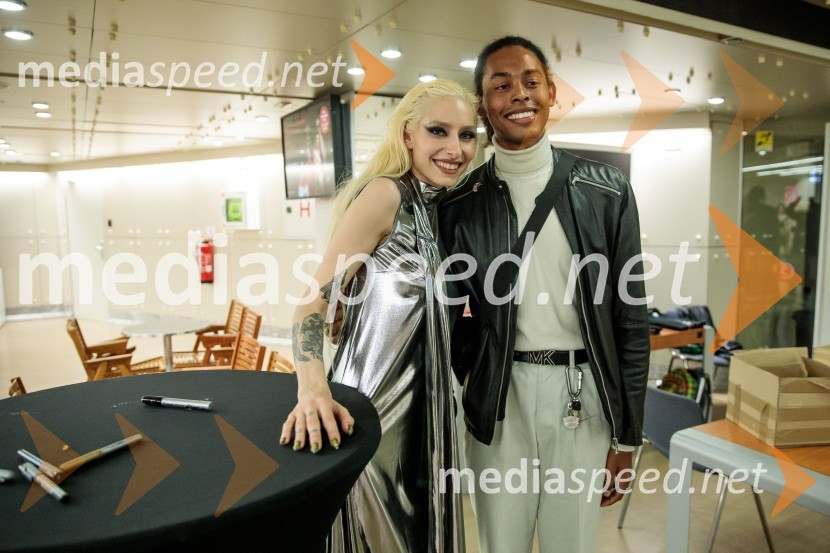  Sara Briški Cirman - Raiven, pevka, harfistka;  ... Raiven s koncertom v Cankarjevem domu obeležila 10 let delovanja