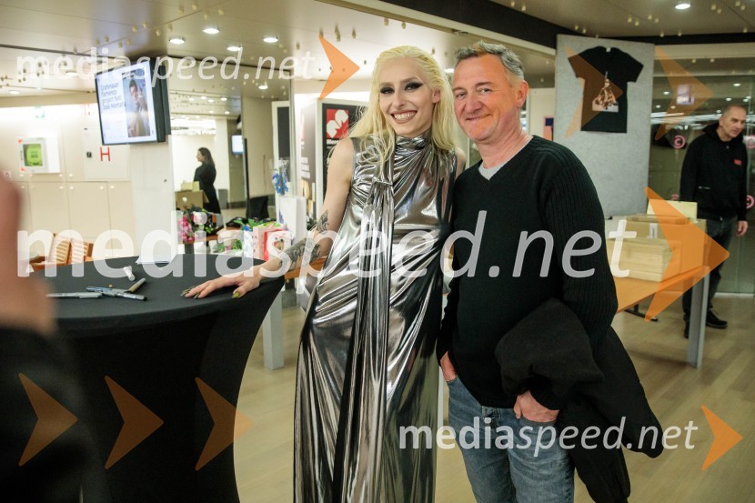  Sara Briški Cirman - Raiven, pevka, harfistka;  ... Raiven s koncertom v Cankarjevem domu obeležila 10 let delovanja