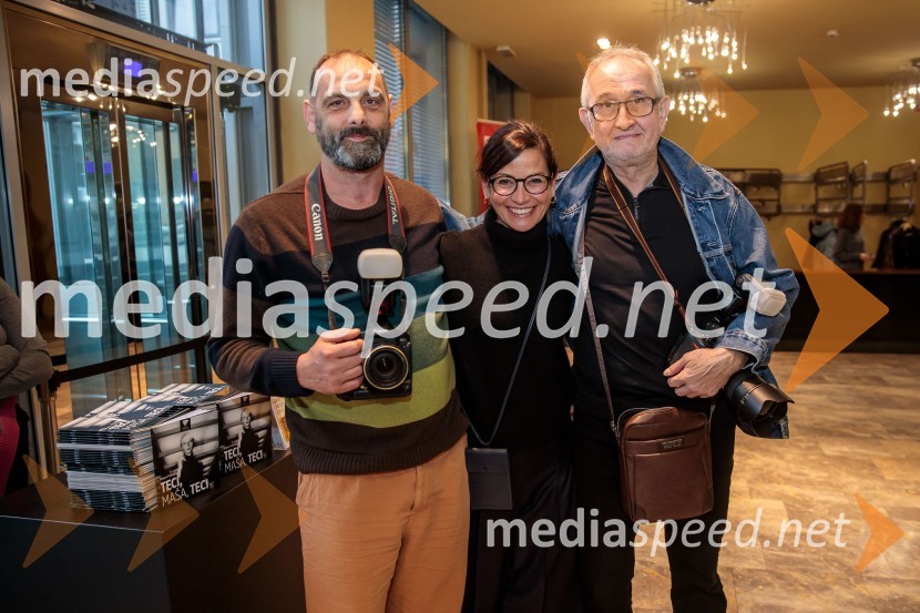  Mare Vavpotič, fotograf;  Simona  Belle, služba za stike z javnostmi MGL;  Vito Tofaj, fotografPremiera drame Teci, Maša, teci v MGL