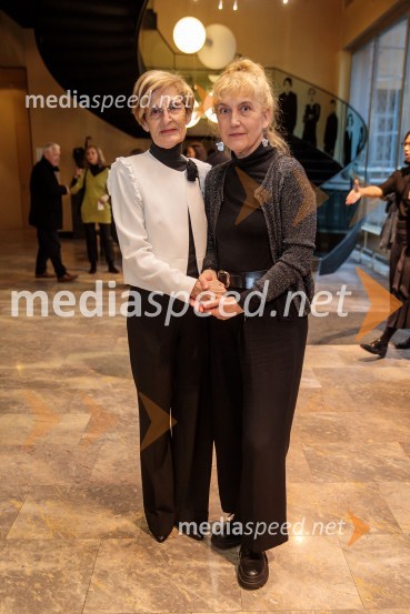  Mojca Kreft, dramaturginja in teatrologinja;  Barbara Hieng Samobor, direktorica in umetniška vodja MGLPremiera drame Teci, Maša, teci v MGL