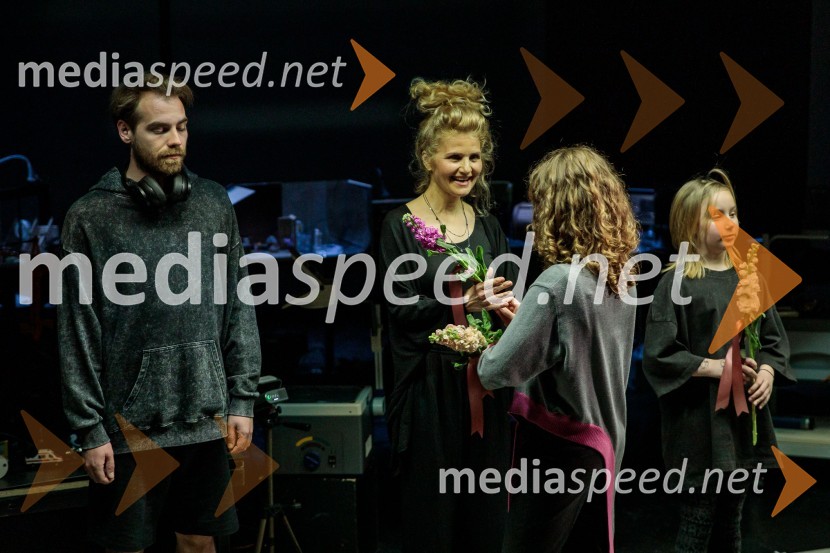  Matic Lukšič, igralec;  Tanja Dimitrievska, igralka;  Čarna KoširPremiera drame Teci, Maša, teci v MGL