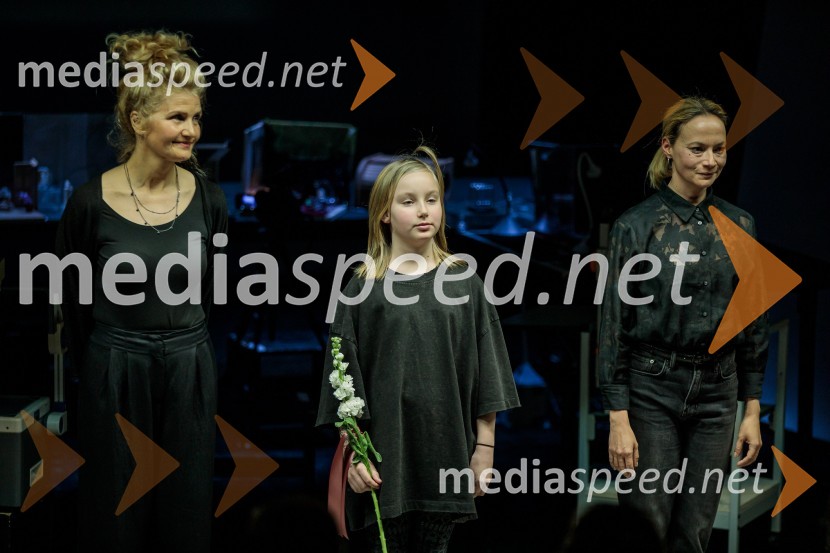  Tanja Dimitrievska, igralka;  Čarna Košir;  Viktorija Bencik Emeršič, igralkaPremiera drame Teci, Maša, teci v MGL